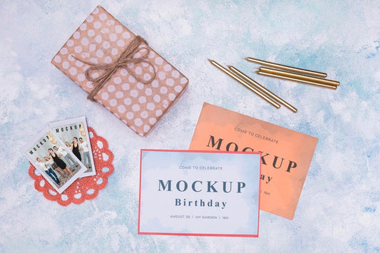 Free Top View Of Birthday Cards Mock-Up With Present Psd