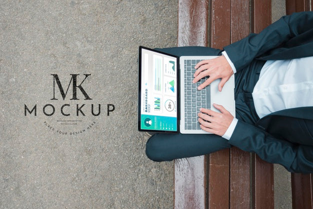 Free Top View Of Businessman Working On Laptop Psd