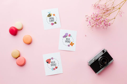 Free Top View Of Card With Flowers And Camera Psd
