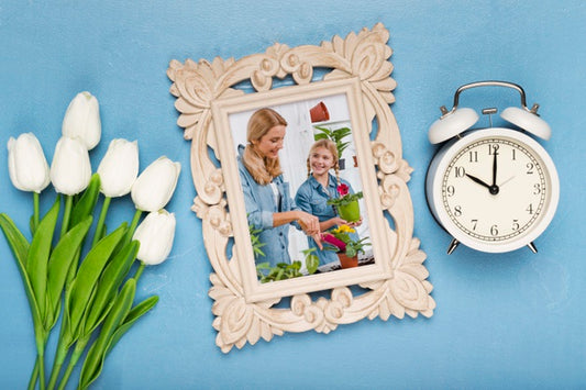 Free Top View Of Frame With Clock And Tulips Psd