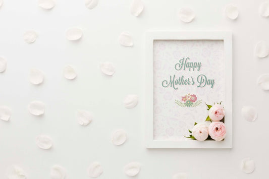 Free Top View Of Frame With Spring Roses And Petals Psd