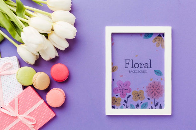 Free Top View Of Frame With Tulips And Macarons Psd