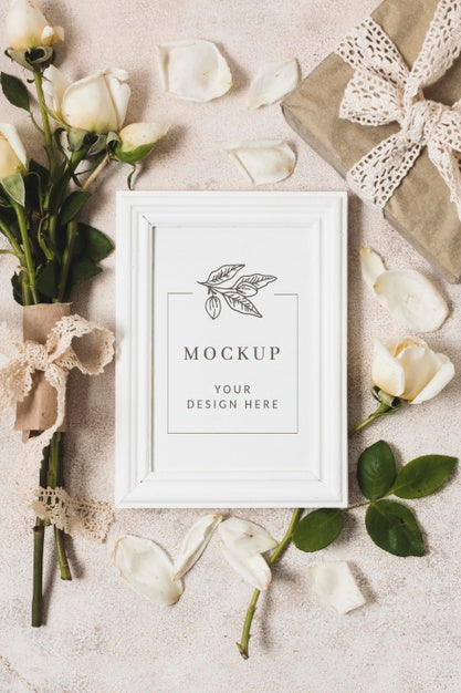 Free Top View Of Gift Mock-Up With Bouquet Of Roses Psd