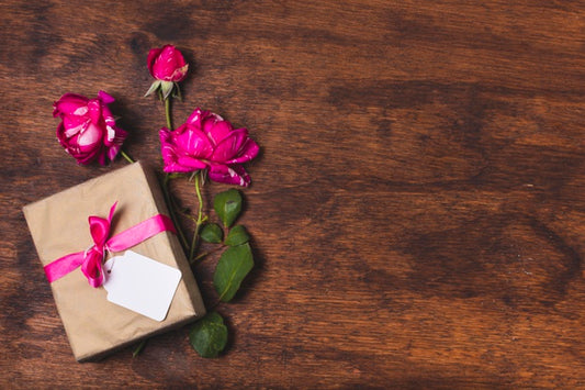 Free Top View Of Gift With Roses And Copy Space Psd