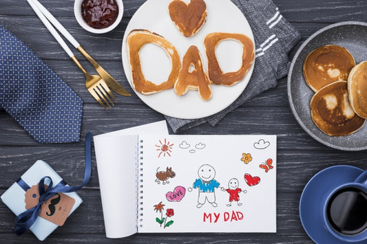 Free Top View Of  Pancakes For Fathers Day With Notepad And Gift Psd