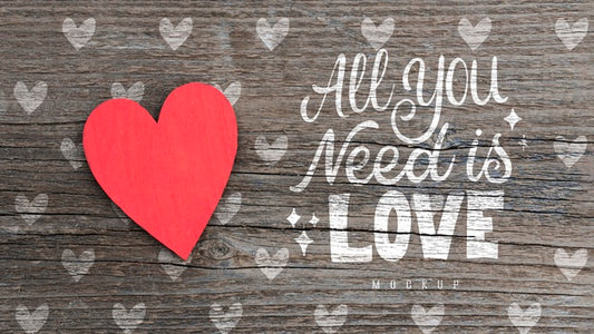 Free Top View Of Paper Heart On Wooden Background With Love Message Psd