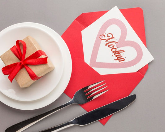 Free Top View Valentine'S Day Gift With Mock-Up Letter Psd
