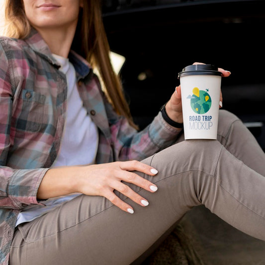 Free Traveler Holding A Mock-Up Cup Of Coffee Psd