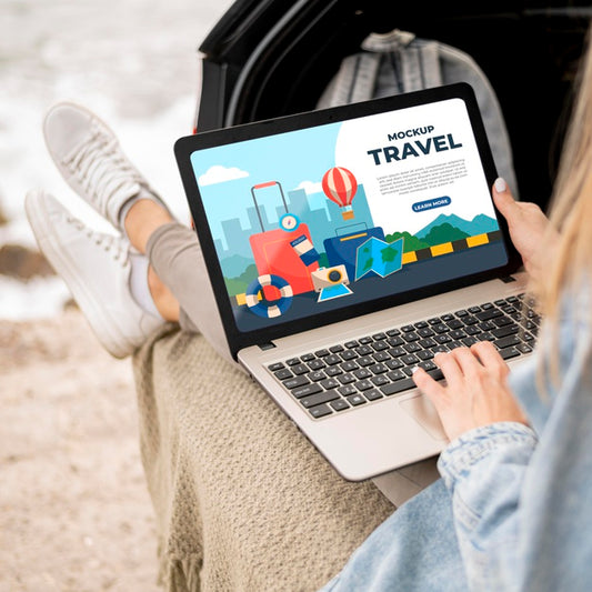 Free Traveler Holding A Mock-Up Laptop Psd