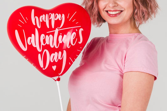 Free Valentine'S Day Concept Mock-Up With Smiling Woman Psd