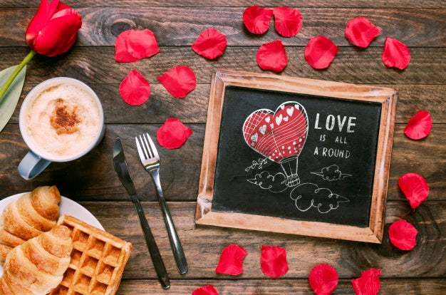 Free Valentines Day Slate Mockup With Breakfast Psd