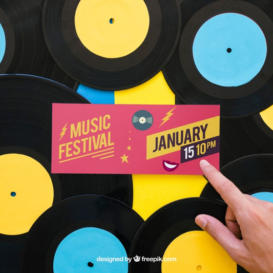 Free Vinyl Mockup With Banner And Finger Psd