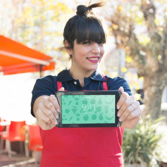 Free Waitress Holding Tablet Mockup For App Presentation Psd