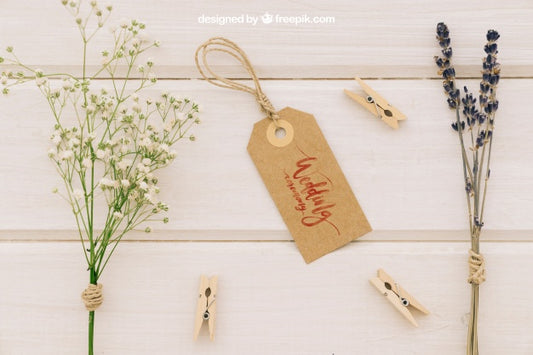 Free Wedding Mock Up With Label, Flowers And Clothespins Psd