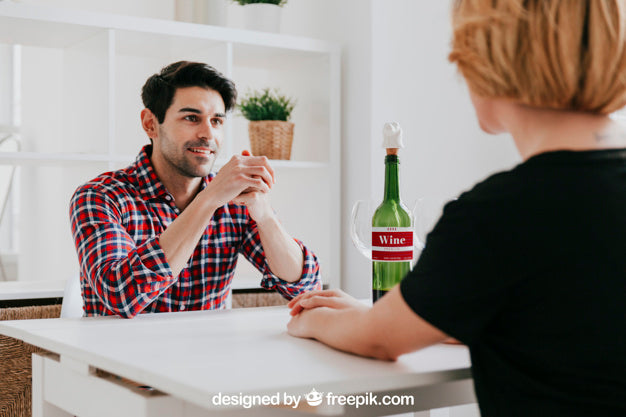 Free Wine Mockup With Couple At Table Psd