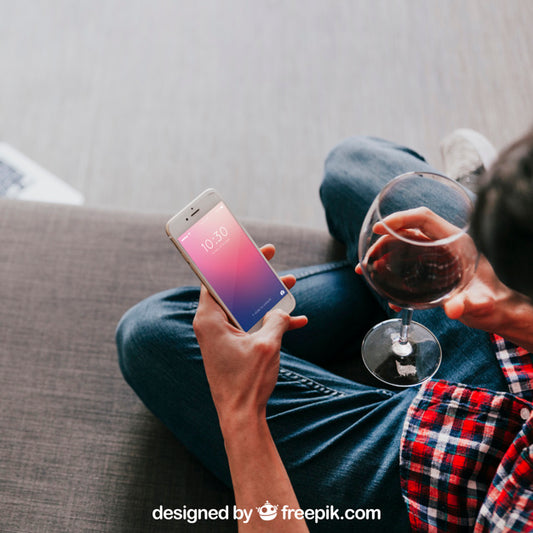 Free Wine Mockup With Man Holding Smartphone Psd