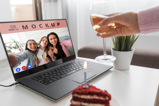 Free Woman Celebrating At Home With Friends Over Laptop And Drink Psd