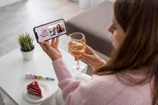 Free Woman Celebrating At Home With Friends Over Smartphone And Drink Psd