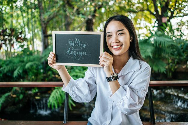 Free Woman Hand Holding Chalkboard Mockup Psd