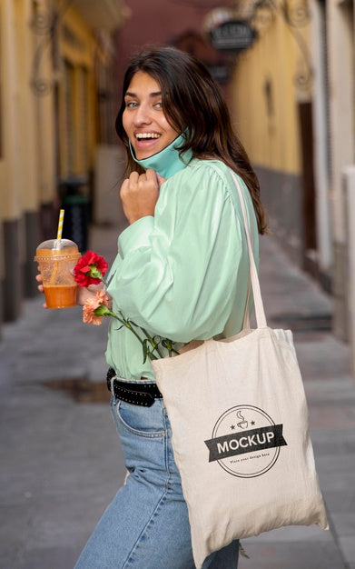 Free Woman Having A Mock-Up Textile Bag Psd