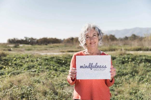 Free Woman Holding A "Mindfulness" Mock-Up Sign Psd