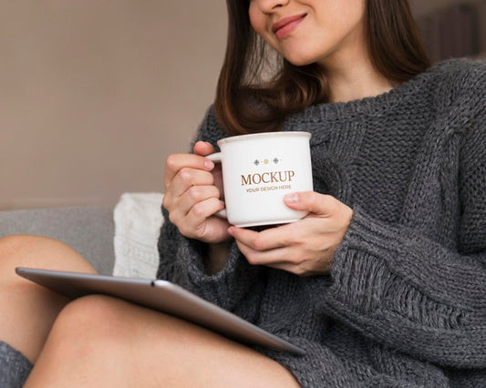 Free Woman Holding A Mug Mock-Up In Winter Psd