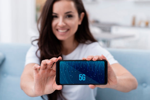 Free Woman Holding A Phone With 5G Concept Mock-Up Psd