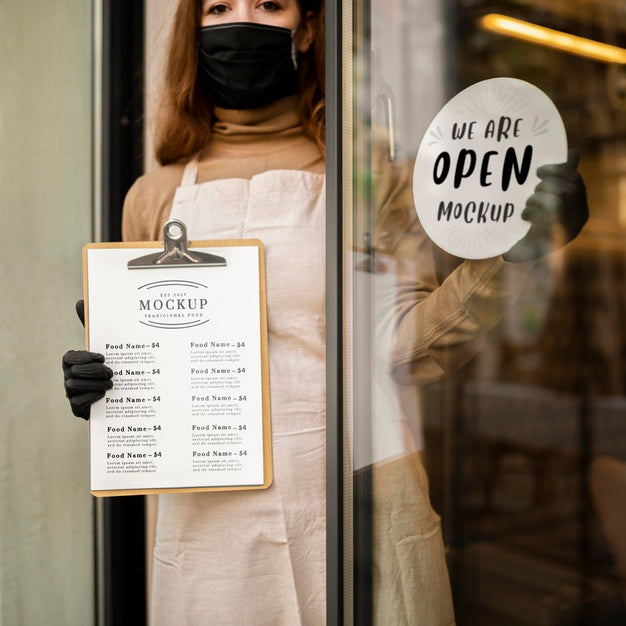 Free Woman Holding A Restaurant Menu Mock-Up On Clipboard Psd