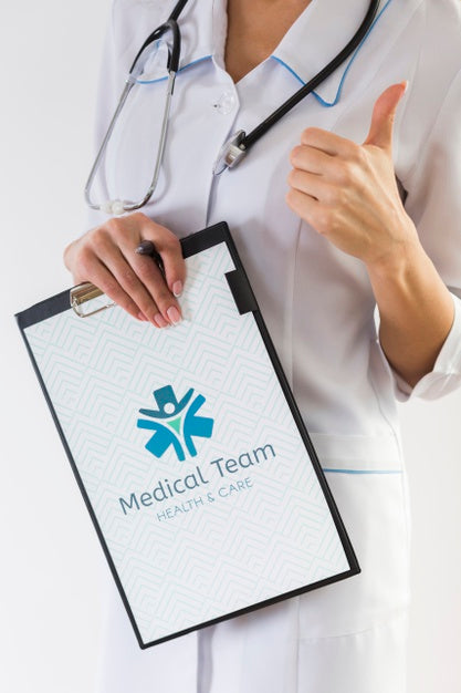 Free Woman Holding Clipboard And Stethoscope Psd
