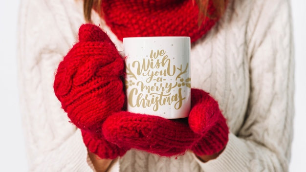 Free Woman Holding Mug Mockup With Christmas Concept Psd
