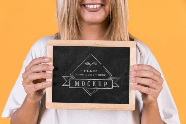 Free Woman Holding Sign Mock-Up Psd