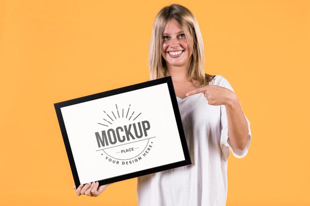 Free Woman Holding Sign Mock-Up Psd