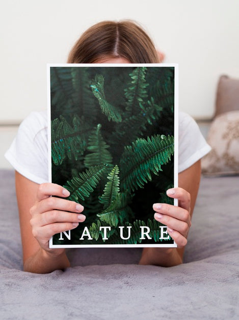 Free Woman In Bed Holding A Nature Magazine Psd