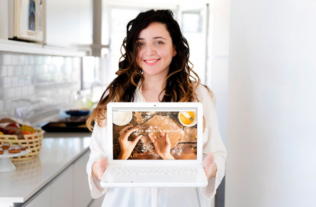 Free Woman In Kitchen Presenting Laptop Mockup Psd