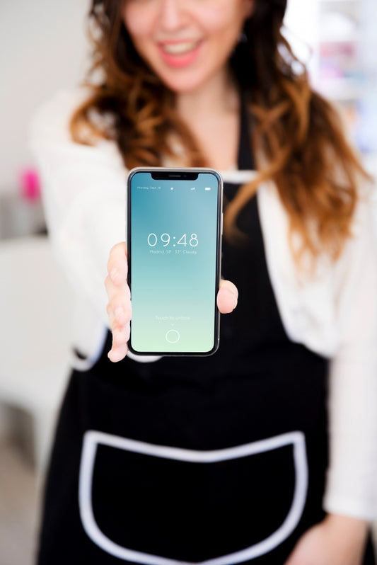 Free Woman In Kitchen Presenting Smartphone Mockup Psd