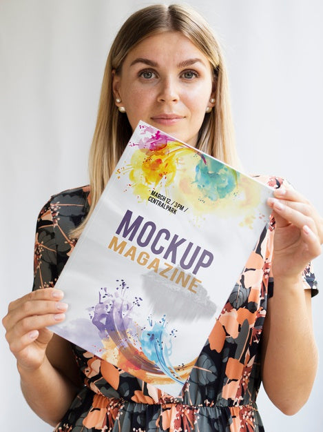Free Woman Looking At Camera And Showing A Mock Up Magazine Psd