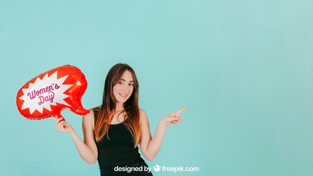 Free Woman Pointing To Her Left With Speech Balloon Mockup Psd