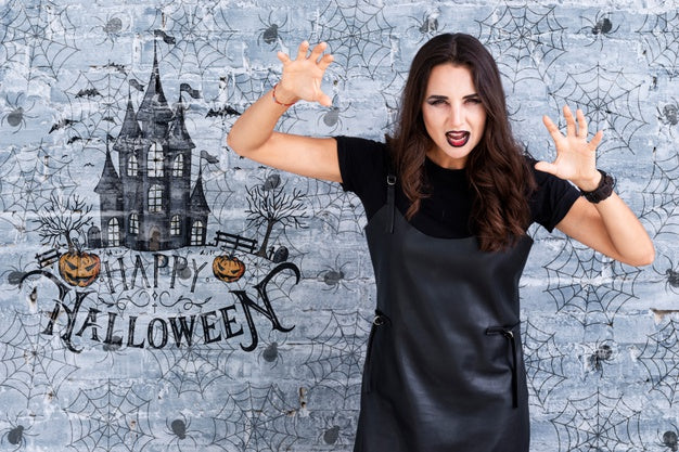 Free Woman Showing A Scary Gesture For Halloween Psd