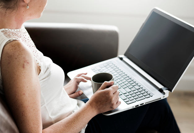 Free Woman Using Laptop On Sofa Psd