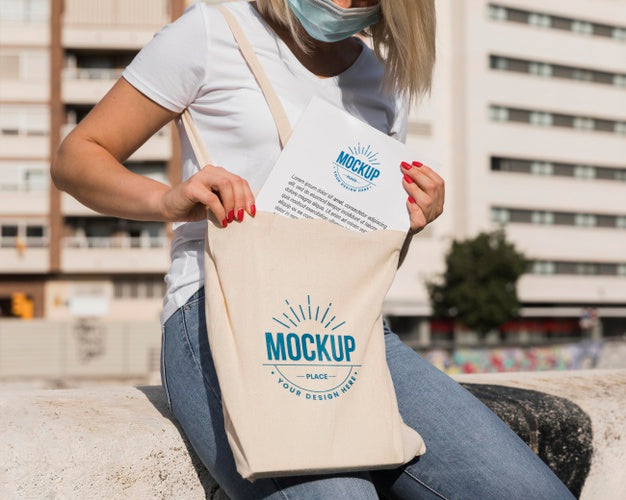 Free Woman With Bag Mock-Up Concept Psd