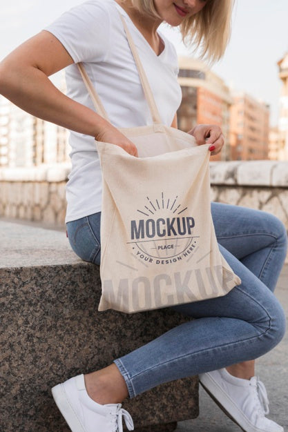 Free Woman With Bag Mock-Up Concept Psd