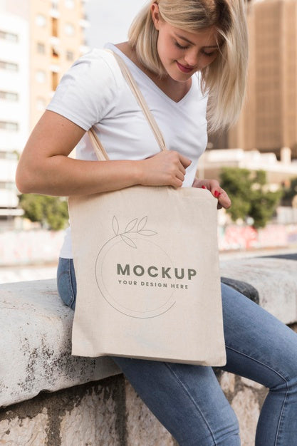 Free Woman With Bag Mock-Up Concept Psd