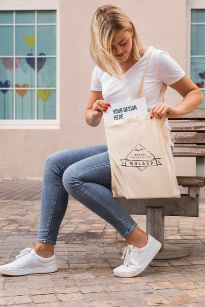 Free Woman With Bag Mock-Up Concept Psd