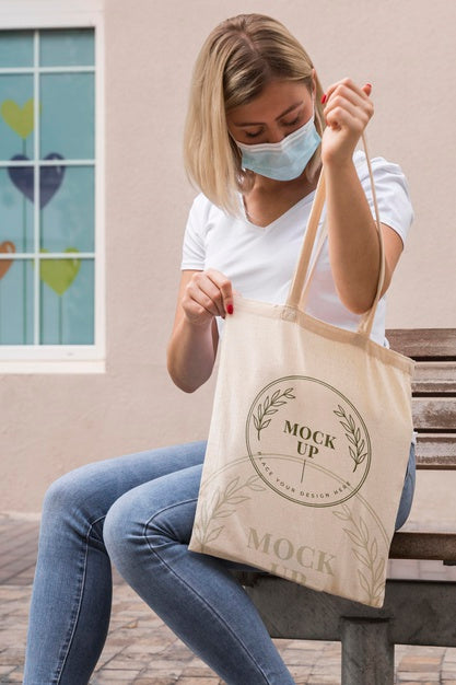 Free Woman With Bag Mock-Up Concept Psd