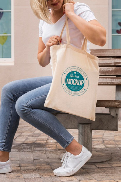 Free Woman With Bag Mock-Up Concept Psd
