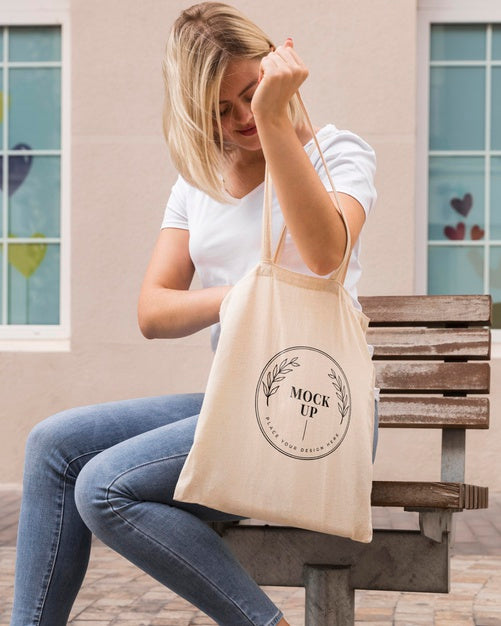 Free Woman With Bag Mock-Up Concept Psd