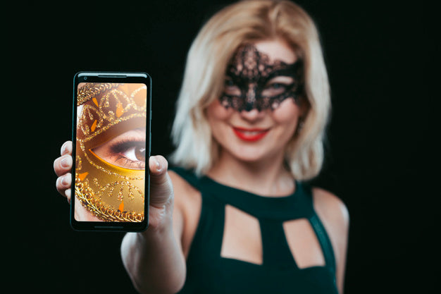 Free Woman With Carnival Mask Showing Smartphone Mockup Psd
