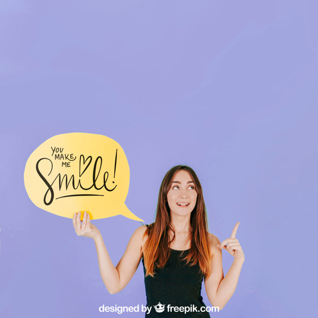 Free Woman With Speech Bubble Mockup Psd