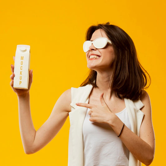 Free Woman With Sunglasses Pointing At Milk Psd