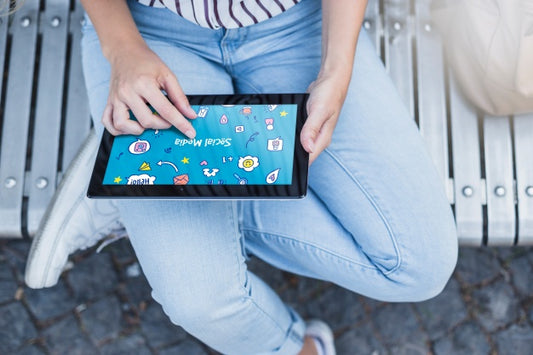 Free Woman With Tablet Mockup Psd